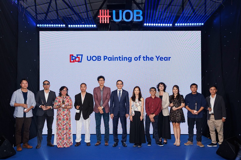 Lê Thế Lãm đăng quang UOB Painting of the Year 2026: Khi bản thể và hiện tại va chạm dưới ánh đèn neon